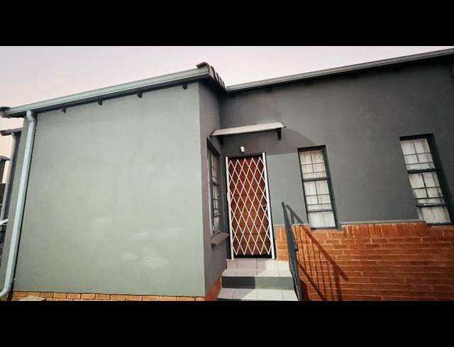 2 BEDROOM HOUSE FOR SALE IN SOUTH HILLS